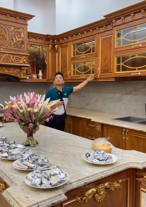 Không gian căn bếp rộng với nội thất làm từ gỗ đỏ.