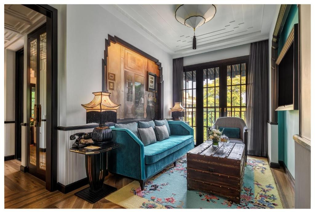 Mỗi căn phòng được gắn với tên tuổi một nghệ sĩ lừng danh hay một huyền thoại trong quá khứ với nội thất được thiết kế riêng. Ảnh: Booking