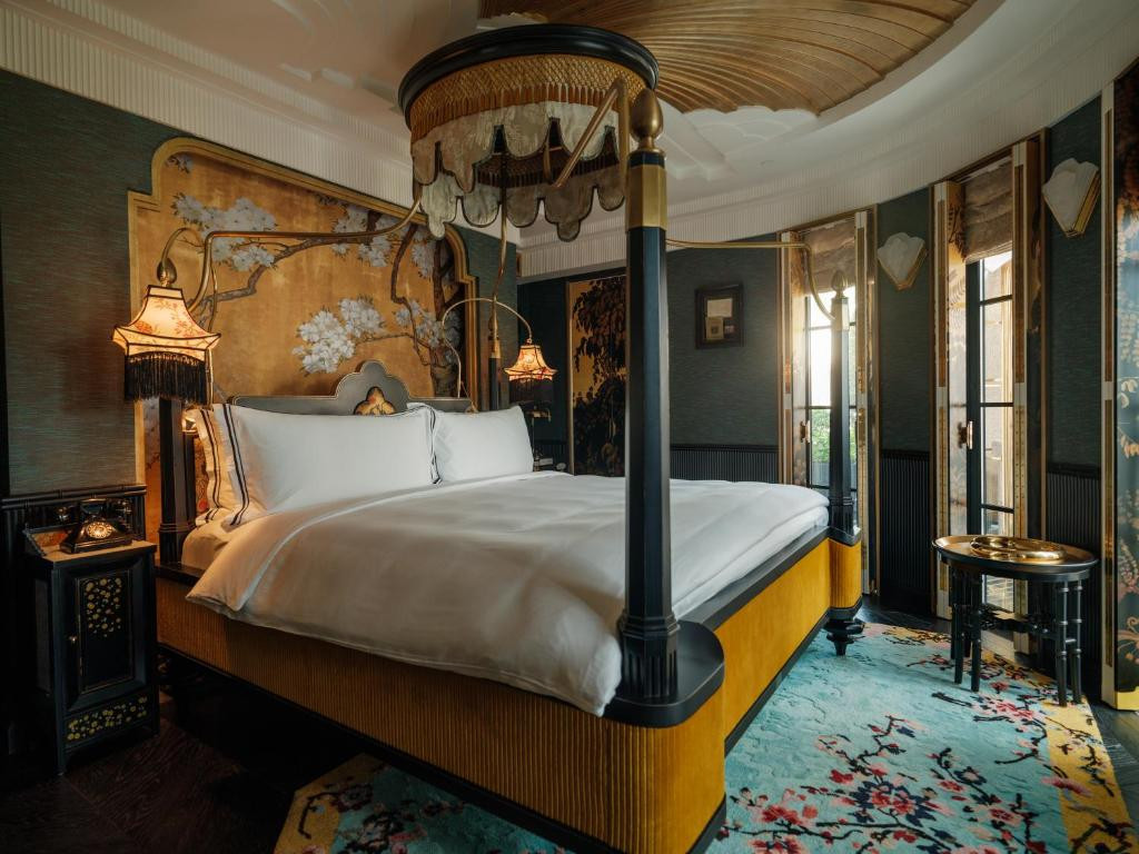 Khách sạn có hồ bơi trong nhà, phòng xông hơi khô và dịch vụ phòng. Ảnh: Booking