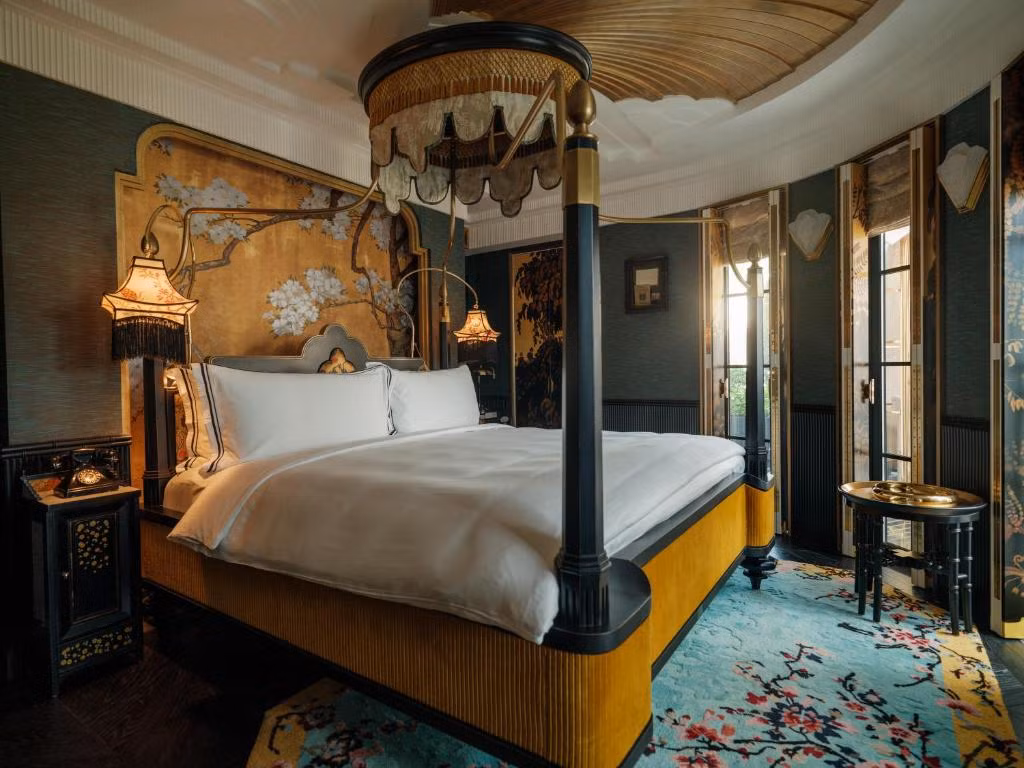 Khách sạn có hồ bơi trong nhà, phòng xông hơi khô và dịch vụ phòng. Ảnh: Booking