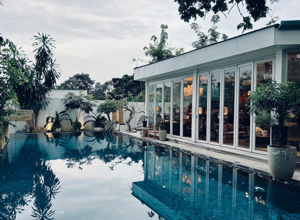 Phía ngoài biệt thự của Shark Khoa có bể lớn như trong khu nghỉ dưỡng cao cấp.