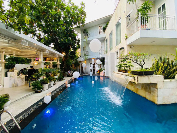 Shark Lê Đăng Khoa đang sống trong căn biệt thự hiện đại với tông trắng chủ đạo.