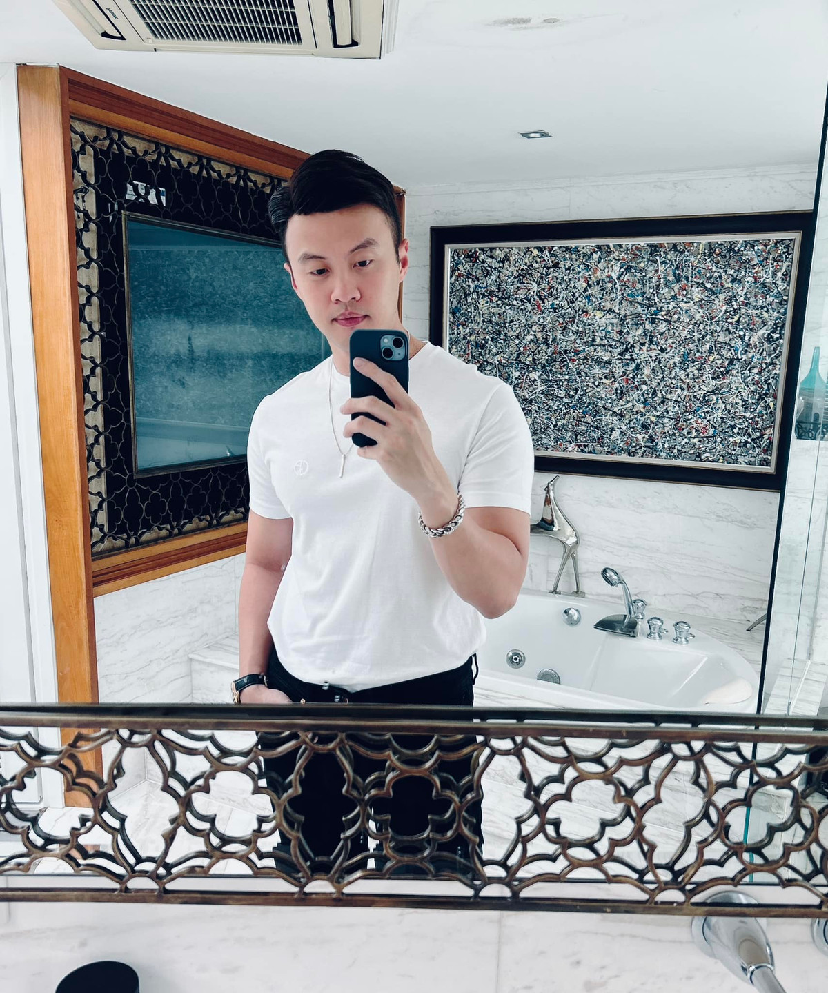 Phòng tắm cũng có thể trở thành không gian "sống ảo" của Shark Khoa.