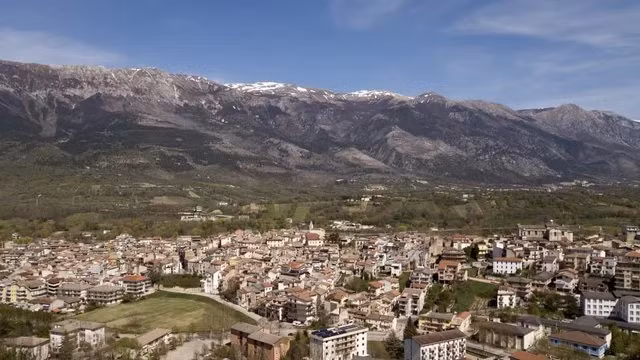 Ben trong thi tran ban hang tram ngoi nha chi 30.000 dong