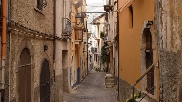 Cách đây vài năm, những ngôi nhà ở đây bất ngờ được rao bán với mức giá chỉ 1 Euro (chưa đến 30.000 đồng) tương đương một cốc cà phê.