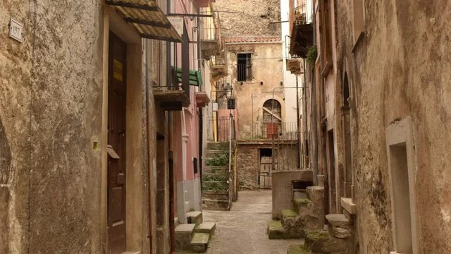 Theo CNN, giống như nhiều ngôi làng hay thị trấn bán nhà siêu rẻ khác, Pratola Peligna phải hứng chịu sự suy giảm dân số ở mức báo động. Vào những năm 1930, nơi đây chỉ có khoảng 13.000 cư dân. Hiện nay, các quan chức địa phương cho biết, số dân sinh sống tại đây chỉ còn 7.000 người.