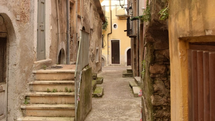 Bên trong nhà, mọi thứ đã nhuốm màu thời gian cùng một số vật dụng đã hư hỏng. Các chuyên gia ước tinh, tổng số tiền phải bỏ ra để sửa sang cho những căn nhà này không hề nhỏ.