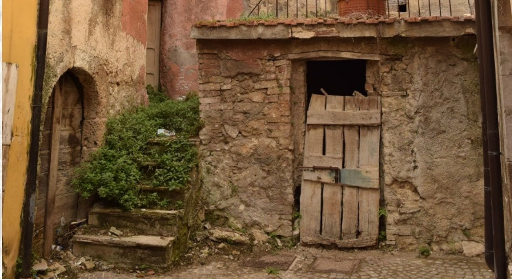 Những ngôi nhà lớn hơn thậm chí còn có gác xép và sân hiên.