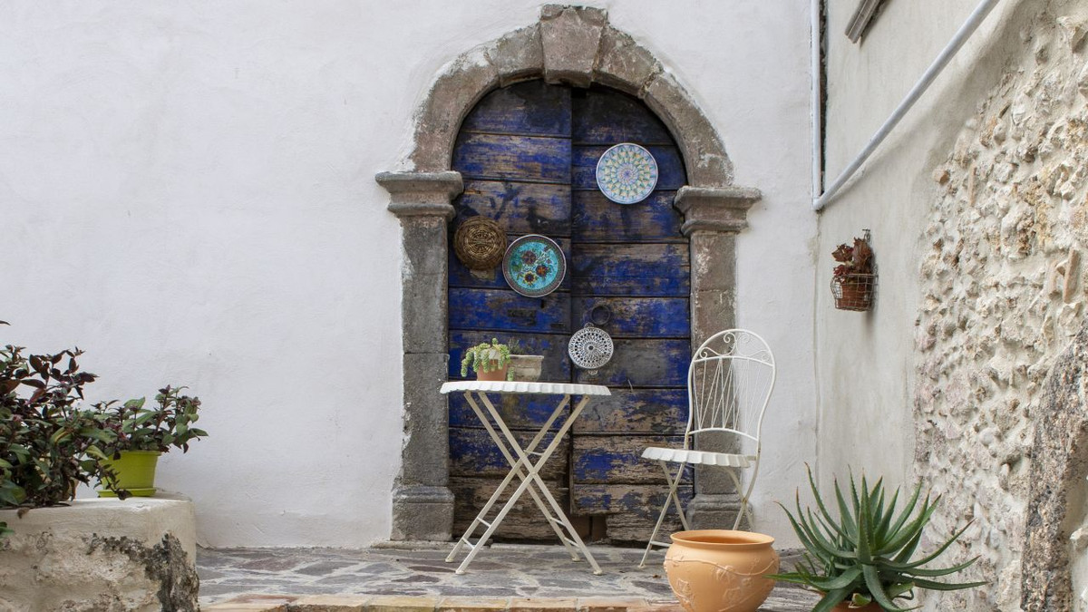 Theo đó, người mua nhà tại Pratola Peligna sẽ bị phạt 10.000 Euro nếu không nộp được kế hoạch chi tiết về việc cải tạo căn nhà trong vòng 6 tháng đầu.