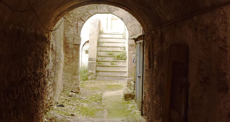 Một số người sau khi mua nhà không có đủ chi phí để tu sửa, thậm chí có người đã phải từ bỏ căn nhà vì số tiền họ phải chi thêm cao hơn con số 1 Euro rất nhiều lần. Nguồn ảnh: CNN