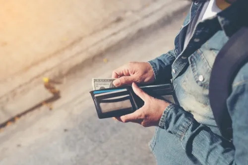 Bay từ một sân bay lớn hơn có thể giúp giảm giá vé. Các trung tâm du lịch lớn như New York, Chicago và Los Angeles thường có giá vé rẻ hơn so với các khu vực đô thị nhỏ hơn.