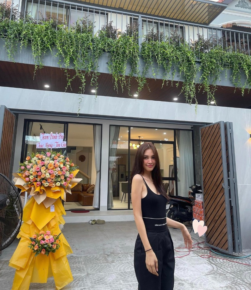 Ban công tầng 2 trồng một số cây dây leo tạo không gian xanh mát.