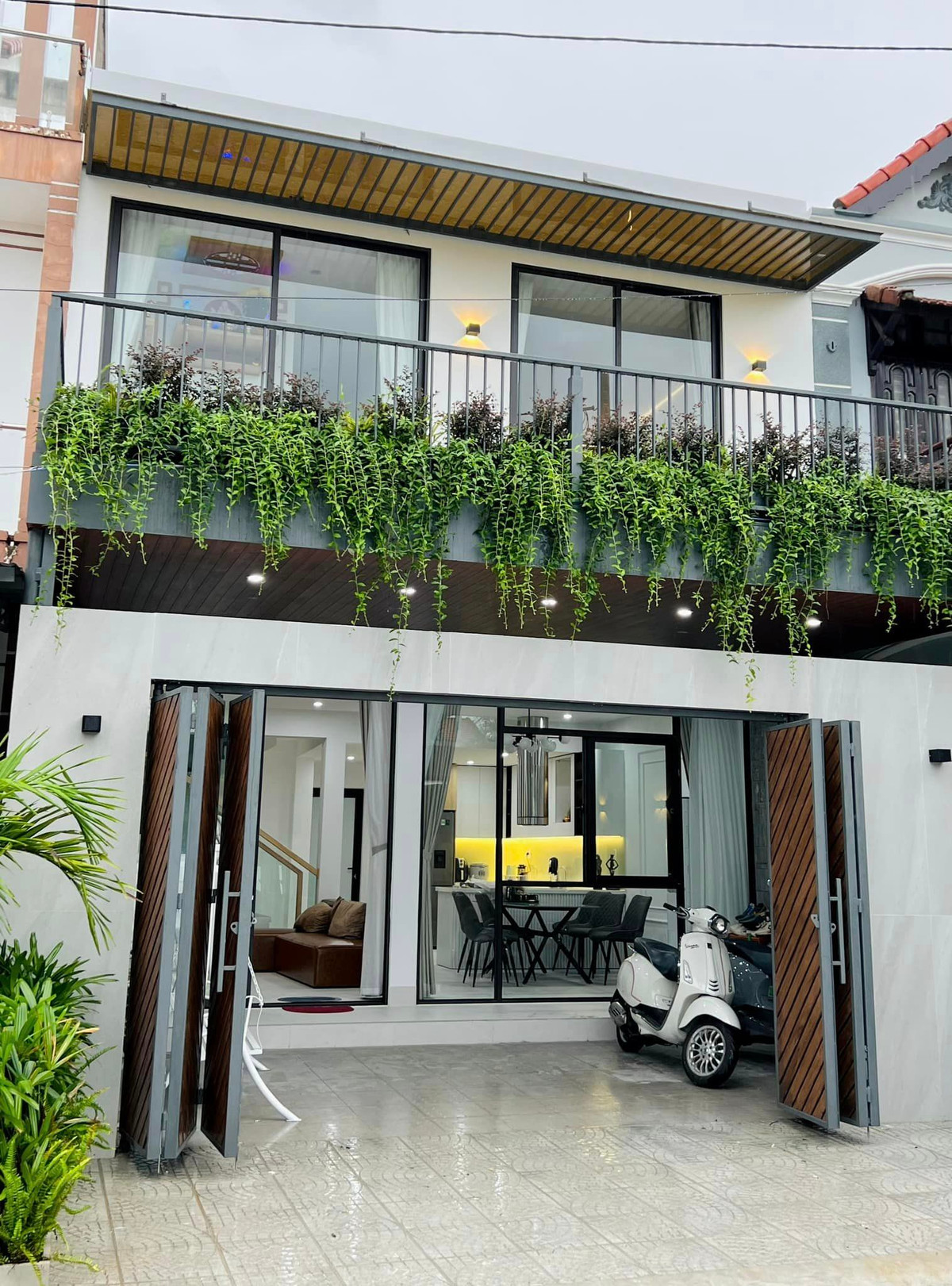 Căn nhà Hoa hậu Tiểu Vy tặng bố mẹ thiết kế 1 trệt, 1 lầu. Mặt trước là những khung cửa kính lớn hướng ra mặt tiền thoáng đãng.