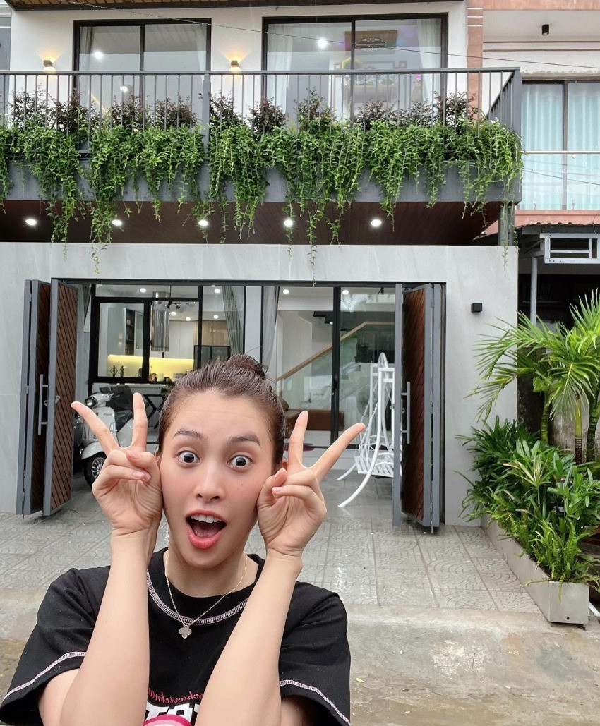 Tầng 1 là không gian sinh hoạt chung với phòng khách và nhà ăn.