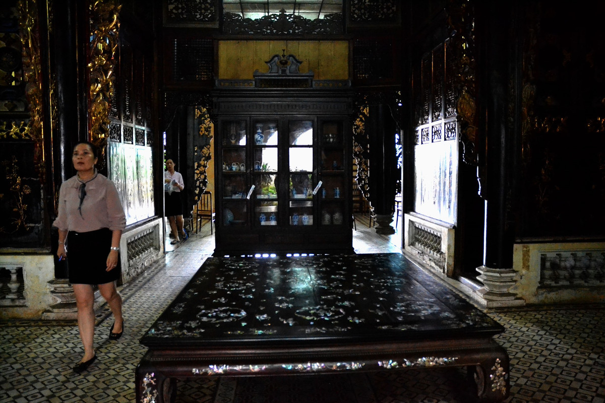 Nội thất gỗ trong nhà đều được cẩn xà cừ độc đáo. Ảnh: Lao động