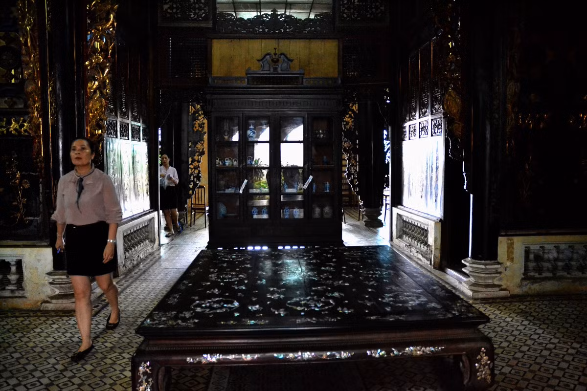 Nội thất gỗ trong nhà đều được cẩn xà cừ độc đáo. Ảnh: Lao động