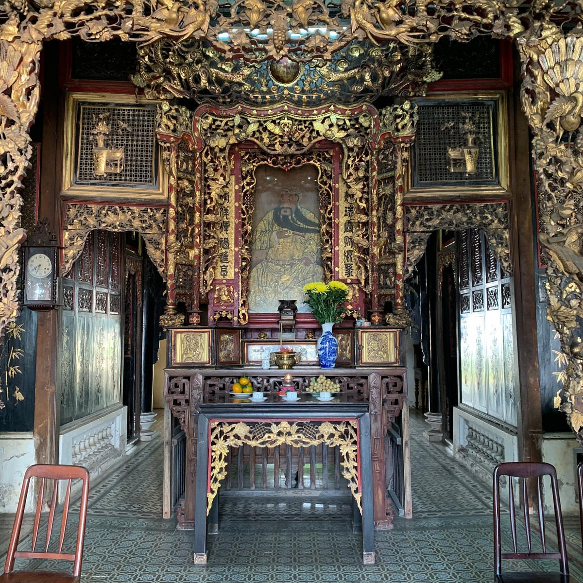 Cửa gỗ, tủ, giường, bàn thờ đều được chạm khắc công phu. Ảnh: Thamhiemmekong