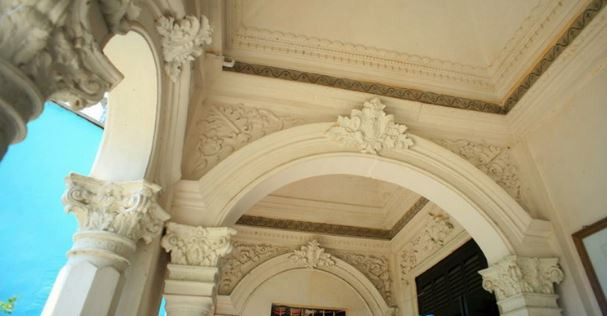 Mái nhà mang hình thuyền của miền Tây sống nước trong khi vòm cửa cong theo kiến trúc La Mã. Ảnh: Vntrip