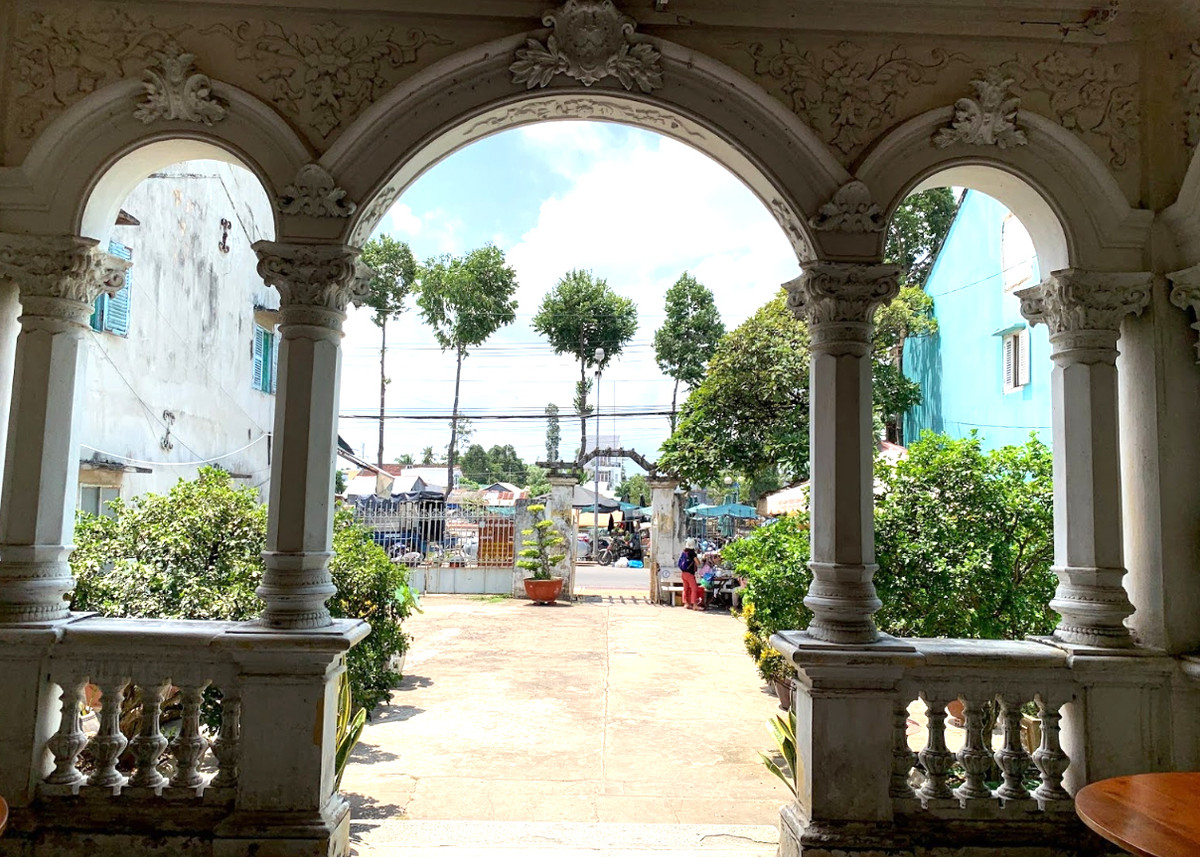 Đến năm 1917, ngôi nhà được trùng tu lại bằng gạch đặc bao lấy khung gỗ bên trong. Vì thế, bên ngoài công trình mang dáng dấp biệt thự kiểu Pháp nhưng bên trong đậm màu sắc Trung Hoa. Ảnh: Thamhiemmekong