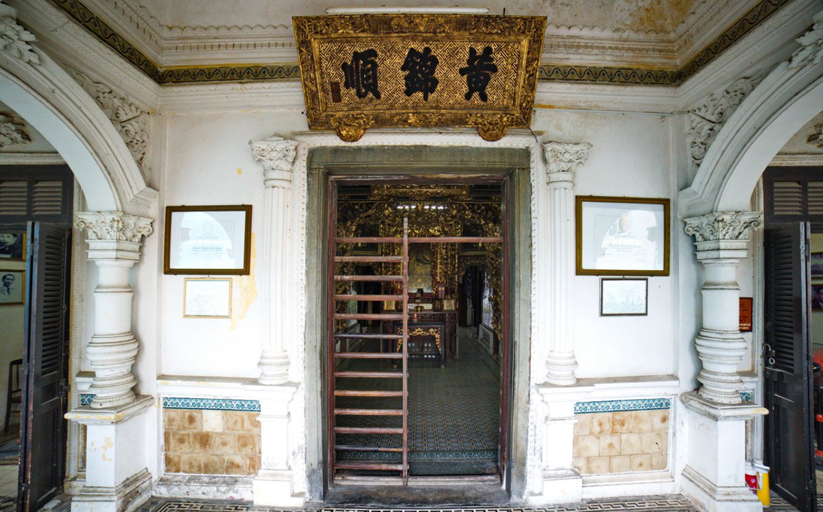 Phần kiến trúc phương Đông được thể hiện rõ qua những đường nét chạm khắc rất sắc sảo và được sơn son thếp vàng như hình chim muông, cây trái... Ảnh: Thamhiemmekong