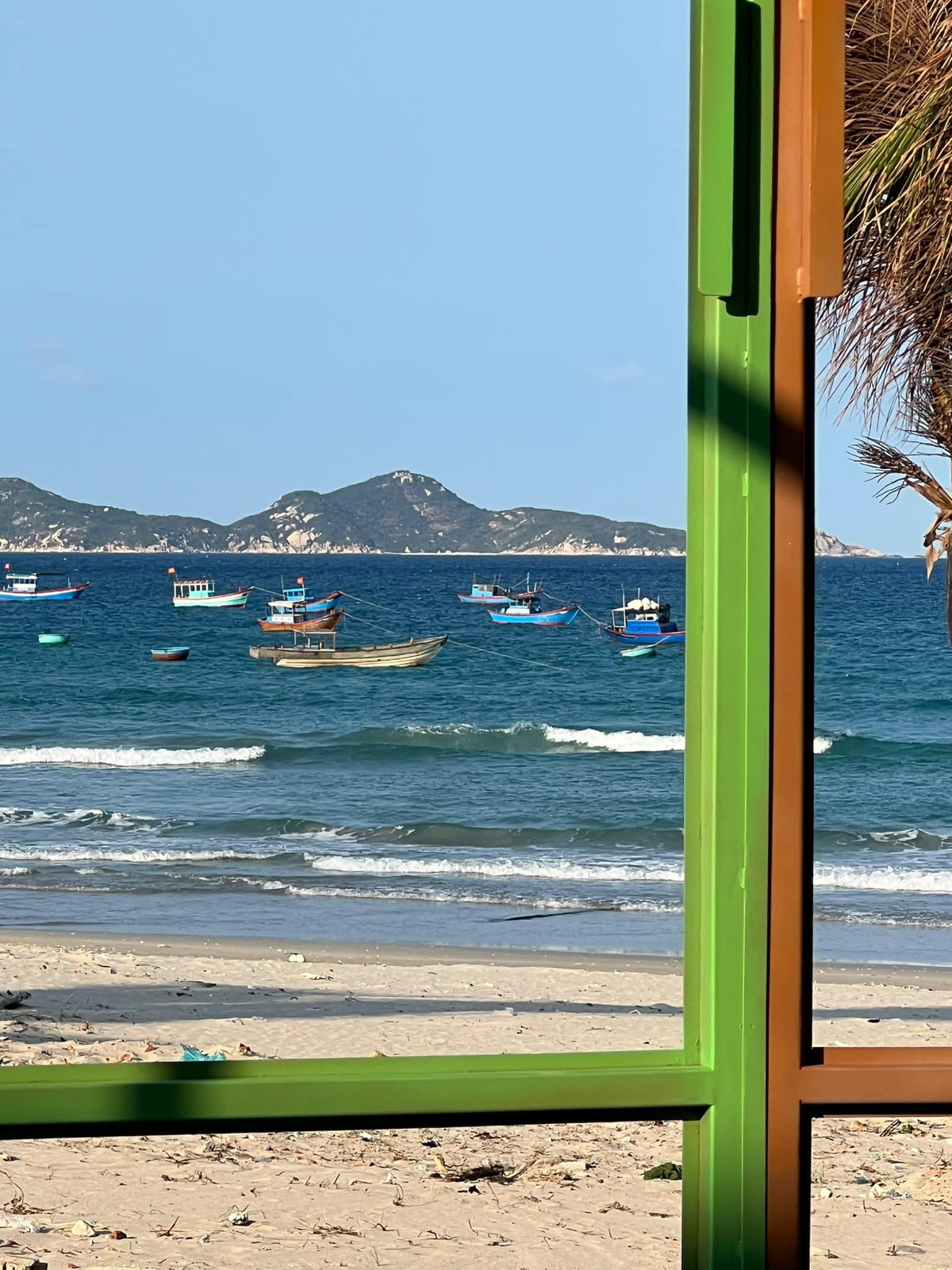 Theo đó, ngôi nhà nổi bật với màu trắng, kiến trúc vòng, các khung cửa sơn sặc sỡ. Ảnh: FBNV