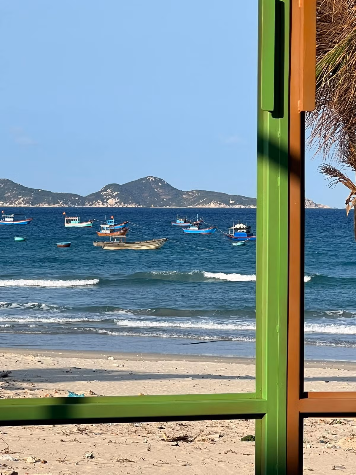 Theo đó, ngôi nhà nổi bật với màu trắng, kiến trúc vòng, các khung cửa sơn sặc sỡ. Ảnh: FBNV