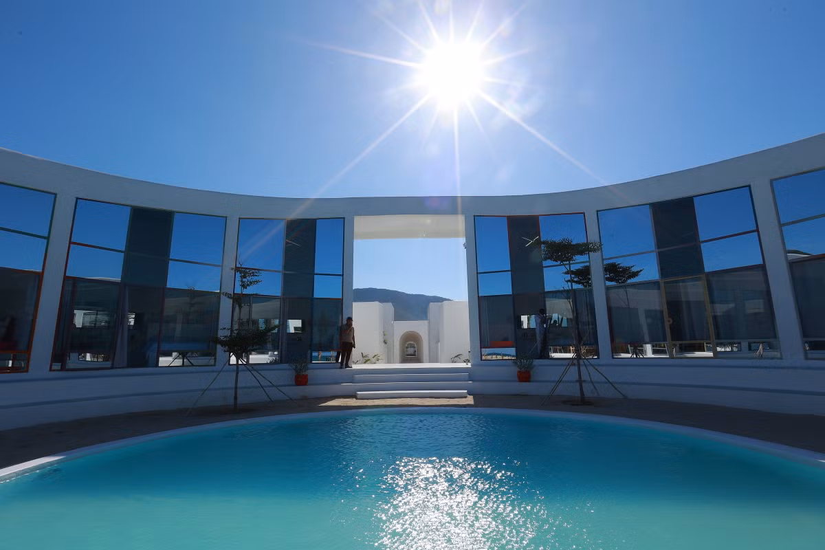 Giữa các khu nhà là một hồ bơi hình tròn, giúp không gian trở nên độc đáo, mát mẻ. Ảnh: Ngoisao