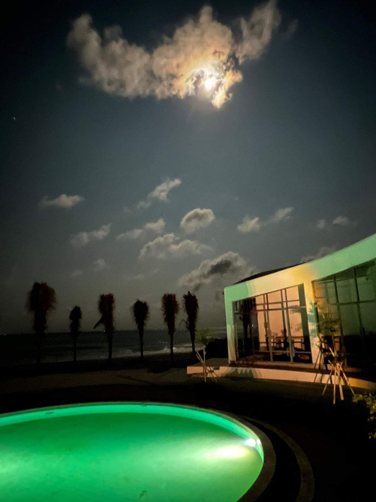 Khu nghỉ dưỡng lộng lẫy dưới ánh đèn buổi tối. Ảnh: FBNV