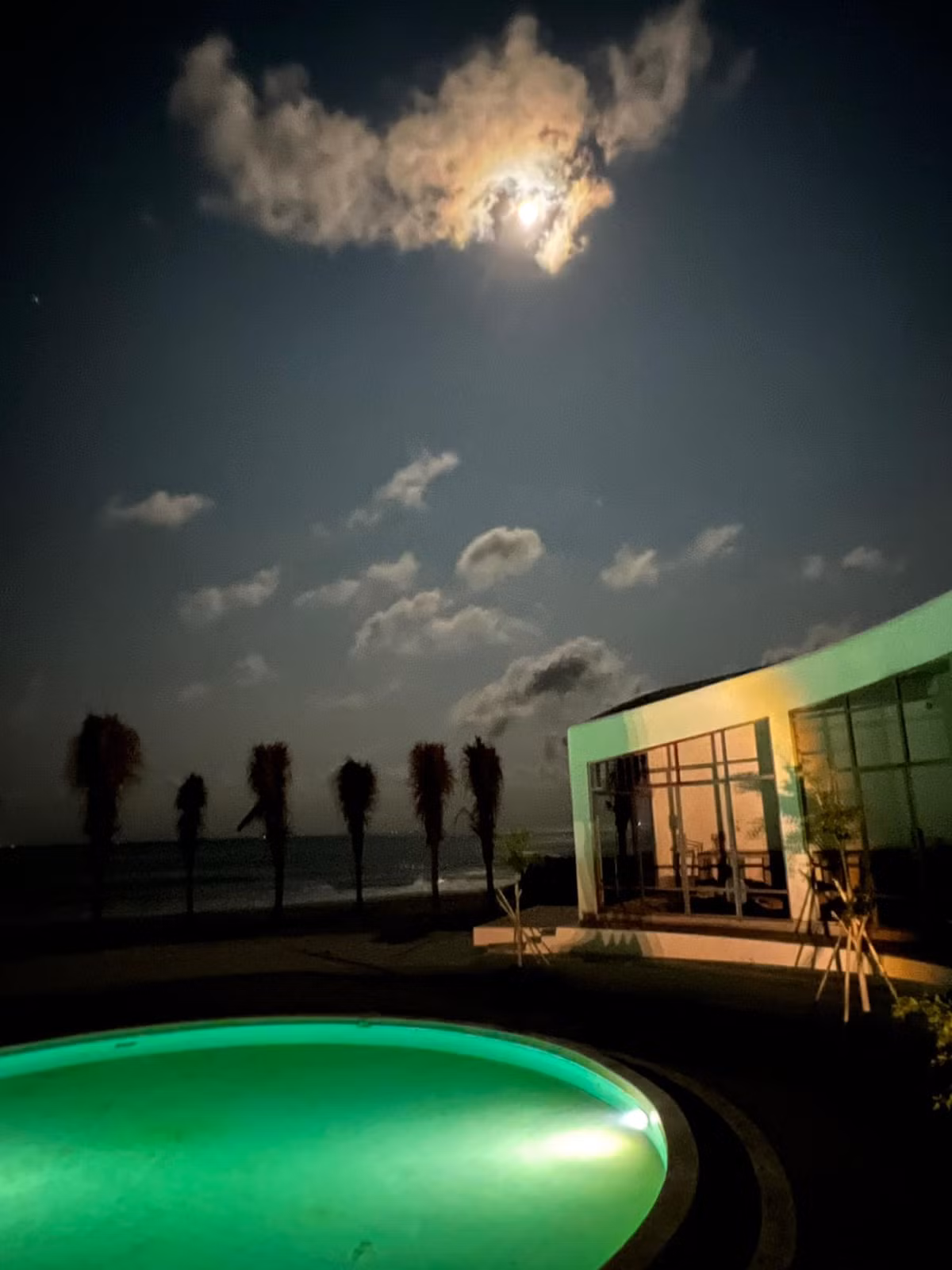 Khu nghỉ dưỡng lộng lẫy dưới ánh đèn buổi tối. Ảnh: FBNV