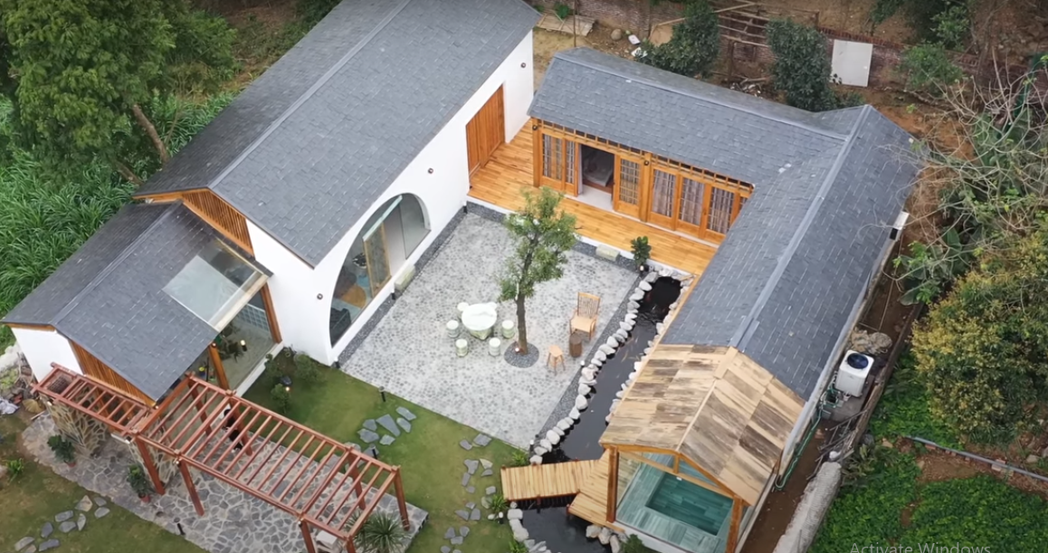 Xuất hiện trên kênh YouTube NhaF, ngôi nhà được gia chủ xây tại làng cổ Đường Lâm (Hà Nội) theo phong cách chuẩn Nhật, trên diện tích lô đất 700m2.