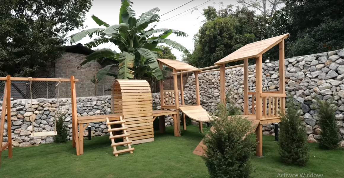 Ngoài ra còn có khu vực sân vườn để đỗ xe và có cả khu vui chơi cho trẻ.