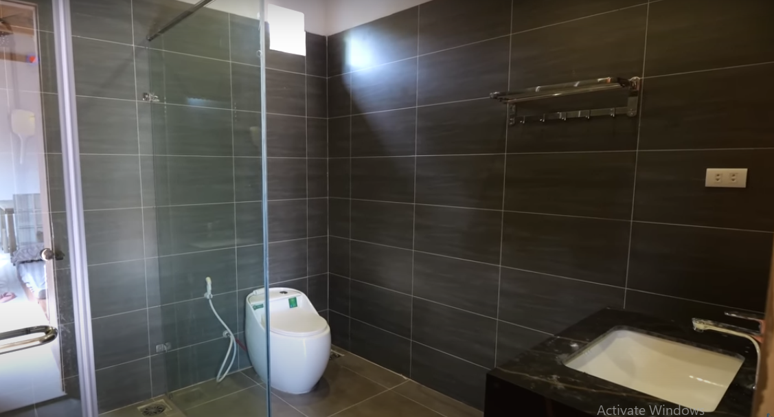 Phòng tắm hiện đại, có vách kính.