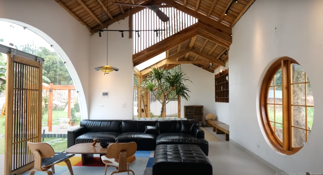 Ở bên trong, khu vực phòng khách thiết kế thoáng đãng, ngập tràn ánh sáng tự nhiên.