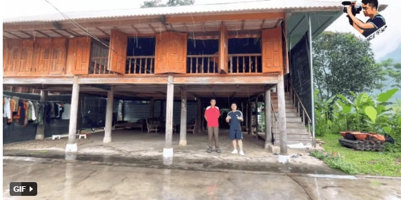 Tại quê nhà, gia đình thủ môn Quan Văn Chuẩn sống trong một căn nhà sàn đơn giản nhưng thoáng đãng và sạch sẽ. Ảnh: Ted Trần TV