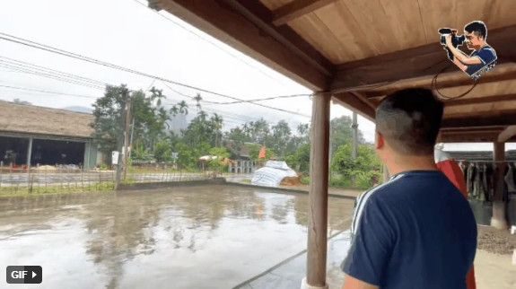 Phía trước căn nhà sàn là khoảng sân rất rộng. Đây chính là nơi nuôi dưỡng đam mê bóng đá của Quan Văn Chuẩn từ nhỏ. Ảnh: Ted Trần TV