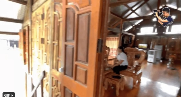 Cửa nhà bằng gỗ chắc chắn. Ảnh: Ted Trần TV