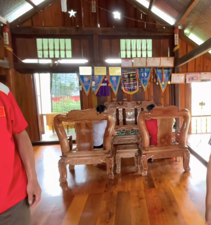 Sàn nhà được sử dụng làm khu sinh hoạt chung như tiếp khách, ăn uống, ngủ nghỉ. Ảnh: Ted Trần TV