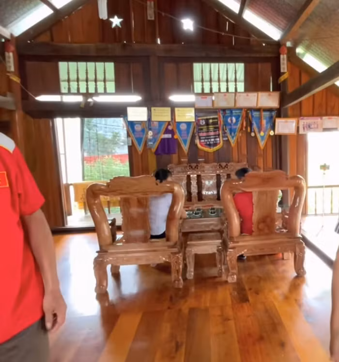 Sàn nhà được sử dụng làm khu sinh hoạt chung như tiếp khách, ăn uống, ngủ nghỉ. Ảnh: Ted Trần TV