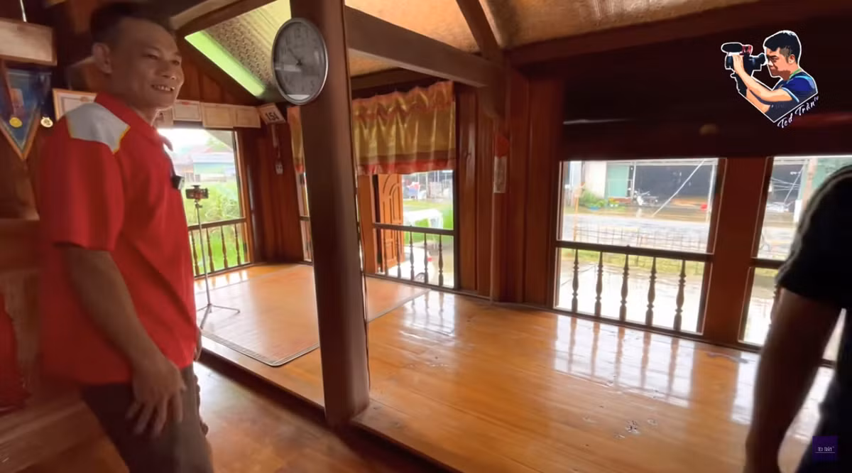 Kết cấu căn nhà giống như bao nhà sàn của người dân tộc Tày khác: Dựng cột và sàn cao hơn 2-3m so với mặt đất, vừa tiện sinh hoạt vừa có khu nghỉ ngơi uống nước khi làm đồng về. Ảnh: Ted Trần TV