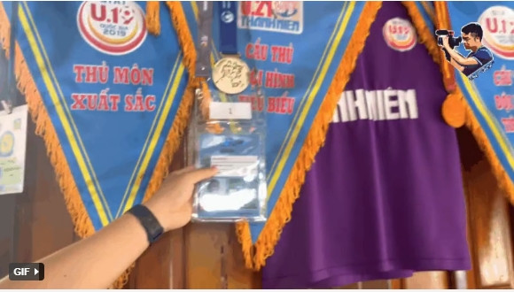 Trong nhà treo nhiều huy chương và cúp mà Quan Văn Chuẩn đạt được. Ảnh: Ted Trần TV