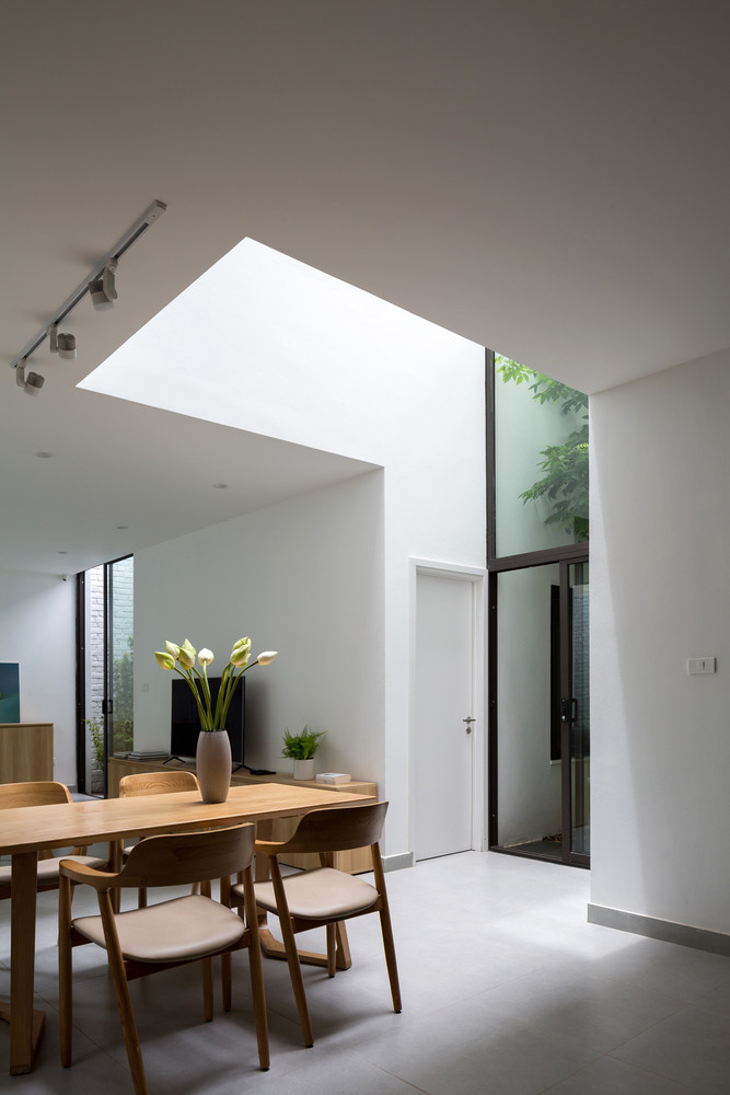 Đây là không gian sinh hoạt chung nhiều ánh sáng và cây xanh cho gia đình.