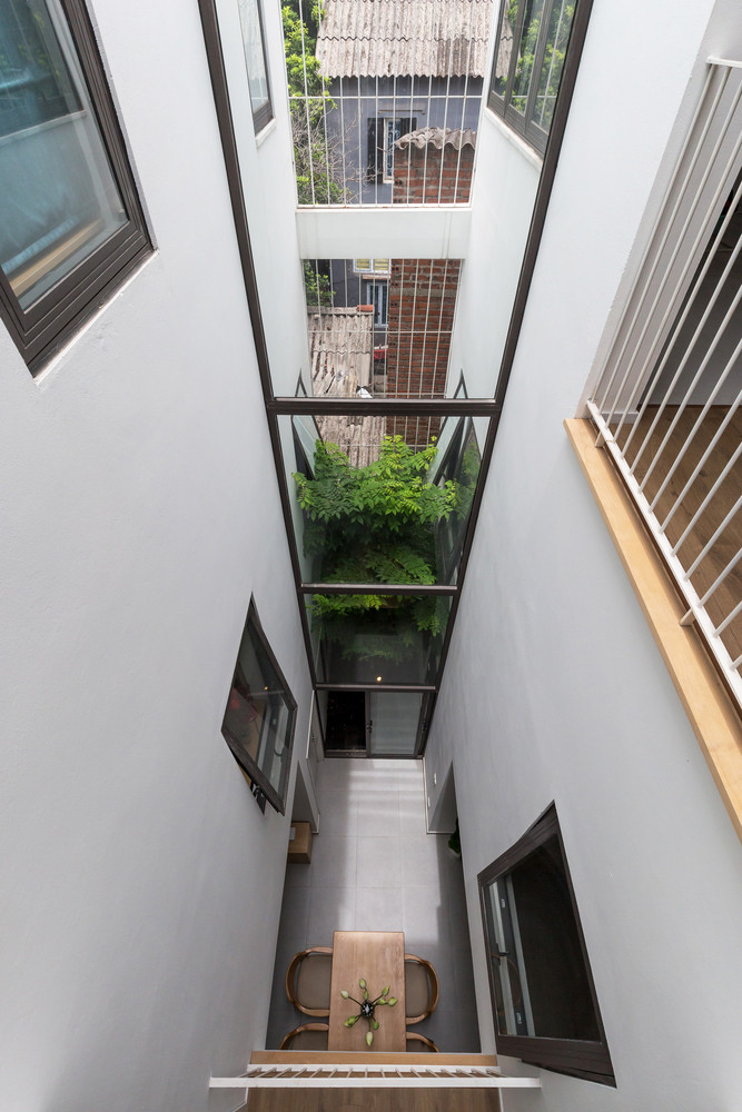 Do đó, kiến trúc sư đề xuất một khoảng thông tầng lớn ở trung tâm của căn nhà, cao suốt 3 tầng.