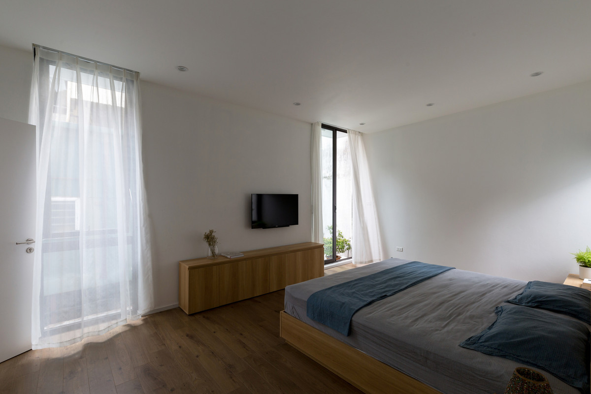 Tầng trên gồm các phòng ngủ, vẫn được tận dụng các giếng trời nhỏ để trổ cửa sổ, lấy gió và ánh sáng tự nhiên.