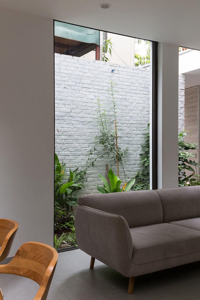 Khoảng thông tầng chia làm 2 phần, một nửa là bên trong nhà và một nửa là bên ngoài nhà tạo nên khoảng không lấy gió và ánh sáng.