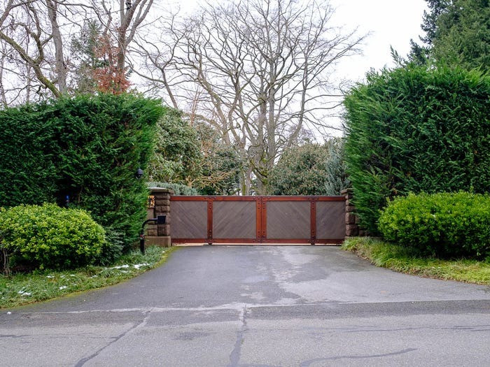 Báo cáo Đất đai năm 2022 đã nêu tên Bezos là chủ đất lớn thứ 24 của nước Mỹ với 420.000 mẫu Anh mang tên ông. Năm 1998, Jeff Bezos chi 10 triệu USD cho căn bất động sản rộng 5,3 mẫu Anh, bao gồm hai dinh thự.