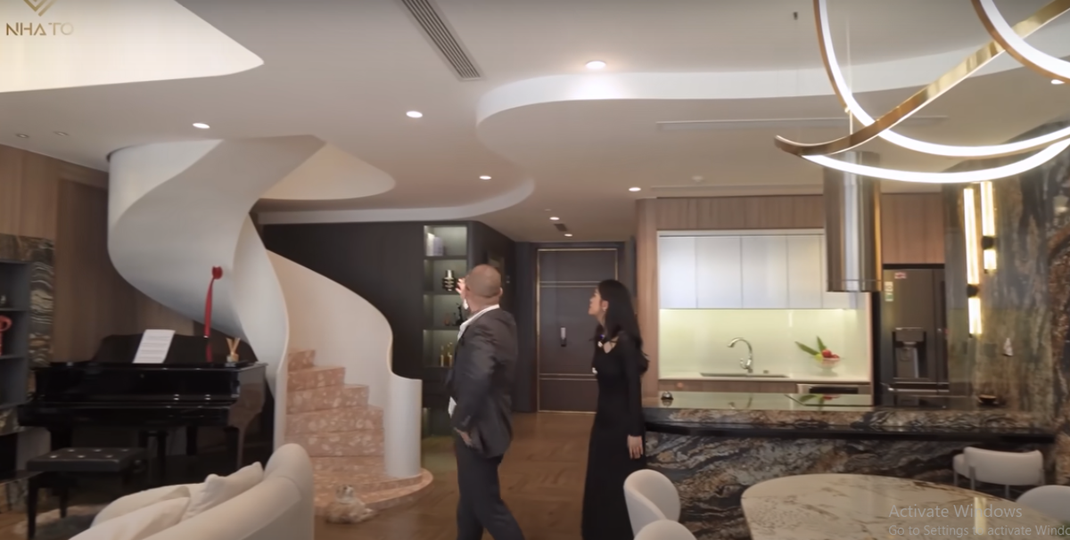 Đặc biệt, trong căn nhà thiết kế nhiều đường cong rất nữ tính từ đèn bàn ăn đến toàn bộ hệ trần.