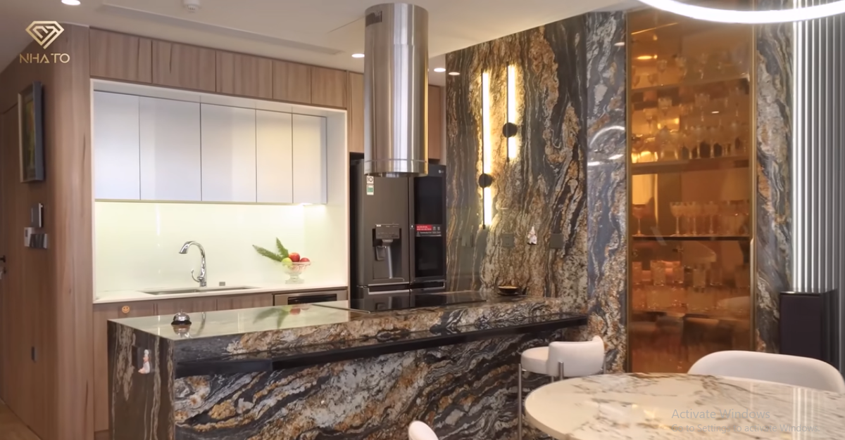 Khu bếp nhỏ gọn, hiện đại với đá ốp nhập khẩu từ Brazil.