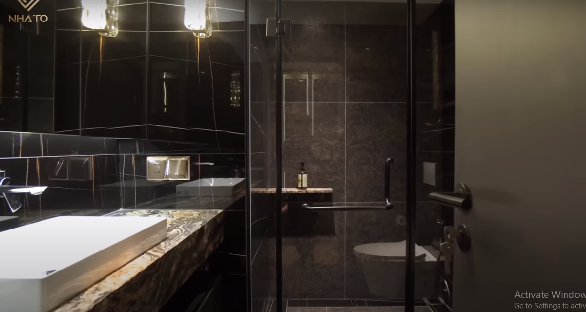 Nhà vệ sinh chung tại tầng 1 sang trọng với đá ốp màu đen chủ đạo.