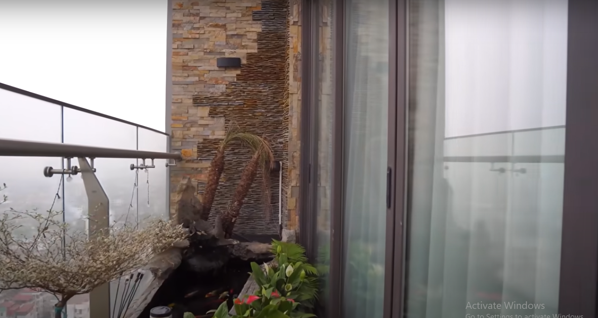 Ban công nhỏ nhưng vẫn đủ thiết kế một hồ cá đẹp mắt. Nguồn ảnh: chụp màn hình NhaTO