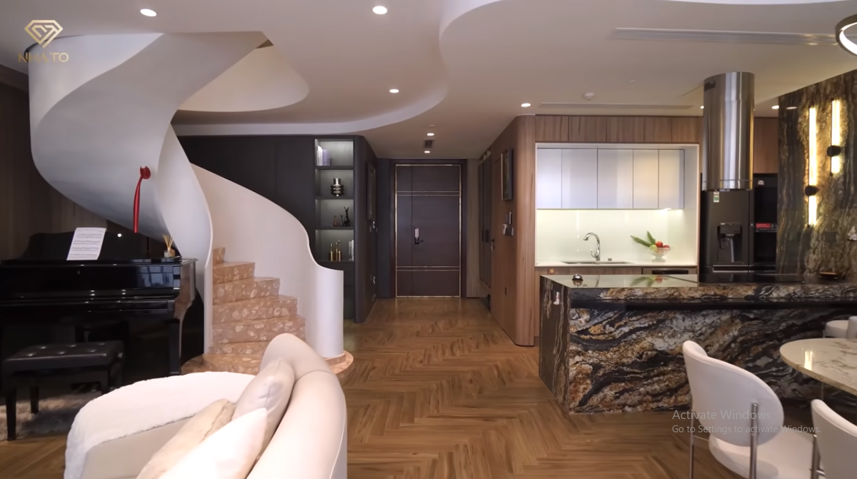 Vừa qua, kênh YouTube NhaTo giới thiệu một căn hộ 2 tầng thuộc khu chung cư ở Thuỵ Khuê (Tây Hồ, Hà Nội).